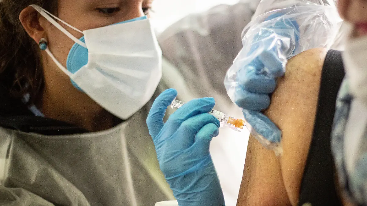 13.10.2020, Spanien, Vitoria: Eine Krankenschwester impft eine Frau im nordspanischen Vitoria gegen die Grippe. Die Grippeimpfkampagne im Baskenland begann am Dienstag. Foto: Iñaki Berasaluce/EUROPA PRESS/dpa +++ dpa-Bildfunk +++