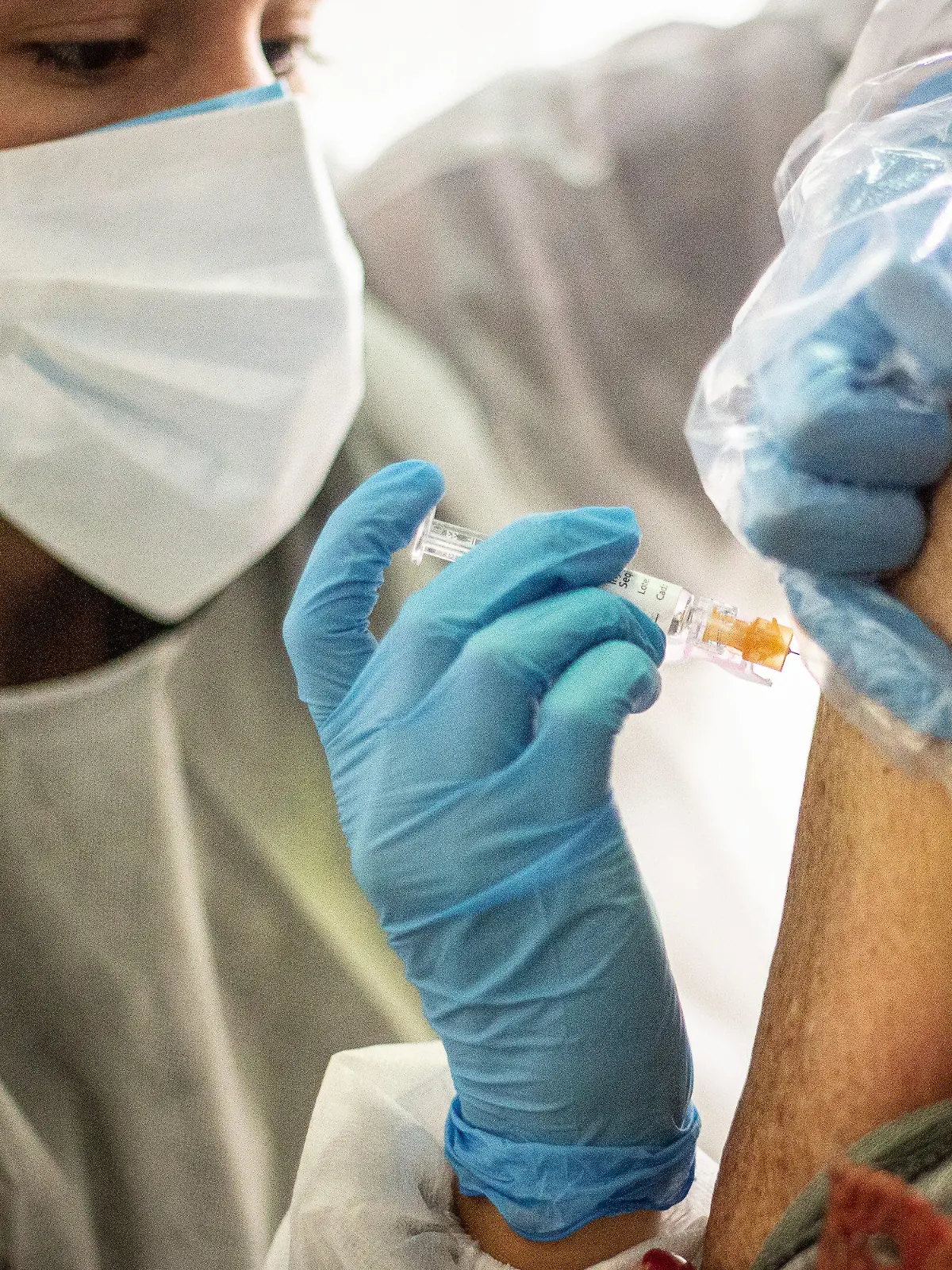 13.10.2020, Spanien, Vitoria: Eine Krankenschwester impft eine Frau im nordspanischen Vitoria gegen die Grippe. Die Grippeimpfkampagne im Baskenland begann am Dienstag. Foto: Iñaki Berasaluce/EUROPA PRESS/dpa +++ dpa-Bildfunk +++