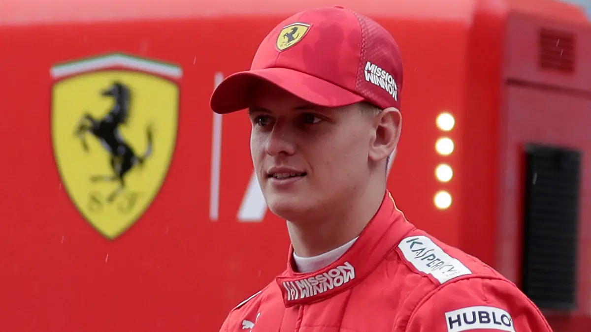 ARCHIV - 02.04.2019, Bahrain, Sakhir: Mick Schumacher, Rennfahrer aus Deutschland, geht zur Box im Rahmen seiner ersten Testfahrt im Formel-1-Ferrari. (zu dpa ««Fantastisches Gefühl»: Mick Schumacher schürt Formel-1-Hoffnung») Foto: Hassan Ammar/AP/dpa +++ dpa-Bildfunk +++
