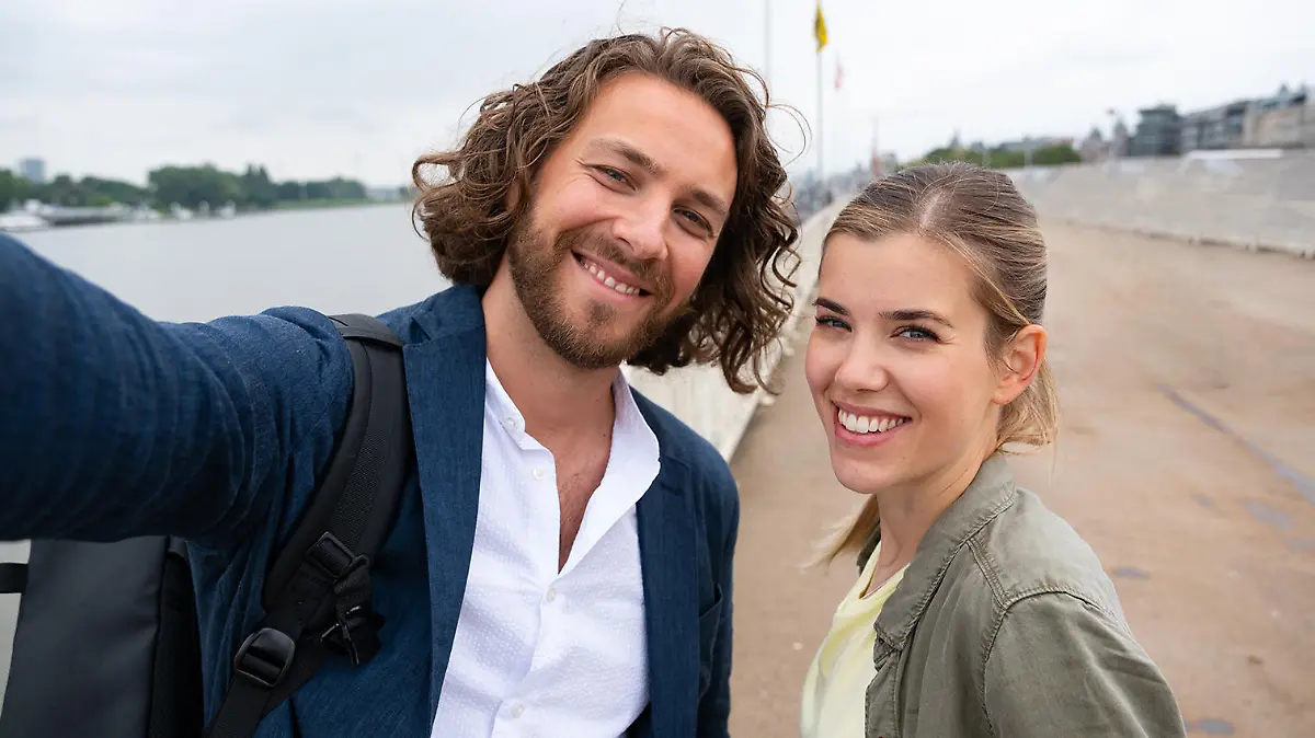 Ab 23.11. nur auf TVNOW: Glamour, Fashion & "Verbotene Liebe - Next Generation" auf Schloss Königsbrunn