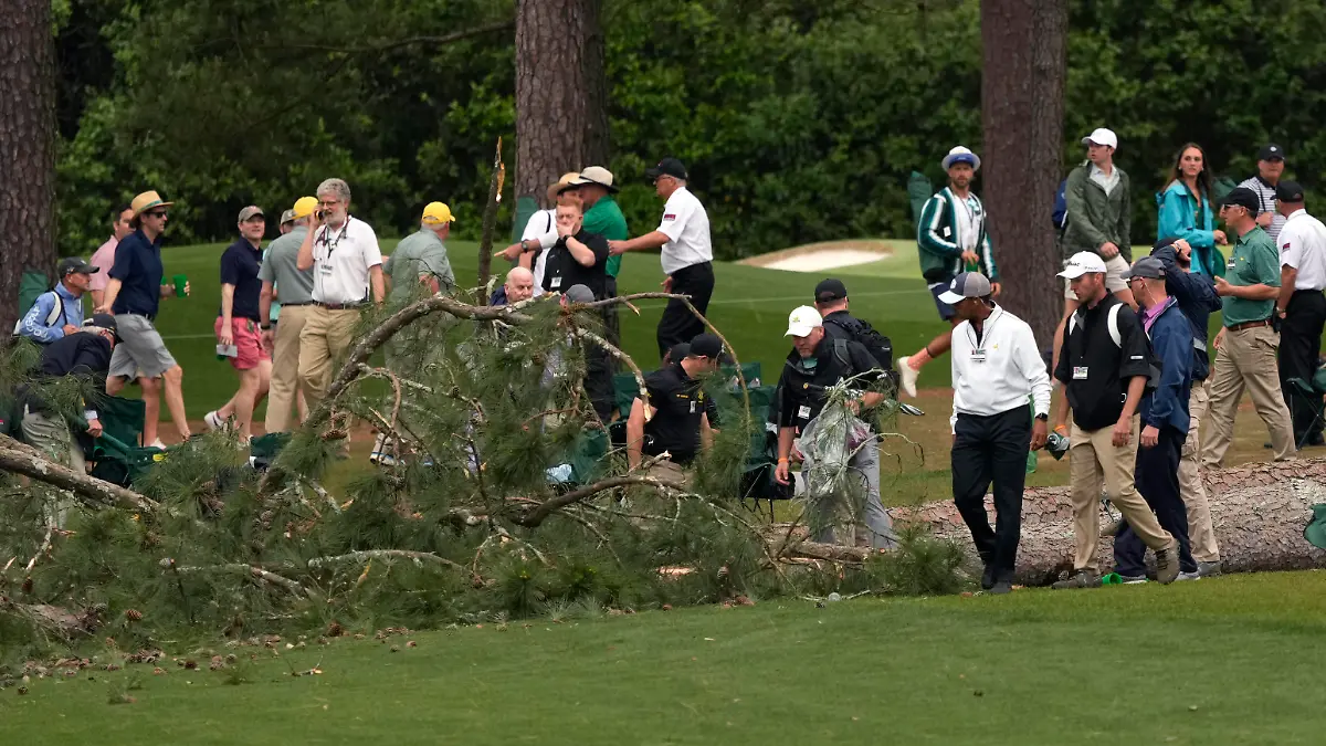 PGA, Golf Herren Masters Tournament - Second Round Apr 7, 2023 Augusta, Georgia, USA Volunteers and staff secure the area around where a tree fell near the 17th tee during the second round of The Masters golf tournament. Augusta Georgia USA, EDITORIAL USE ONLY PUBLICATIONxINxGERxSUIxAUTxONLY Copyright: xMichaelxMadridx 20230407_ojr_mm1_277