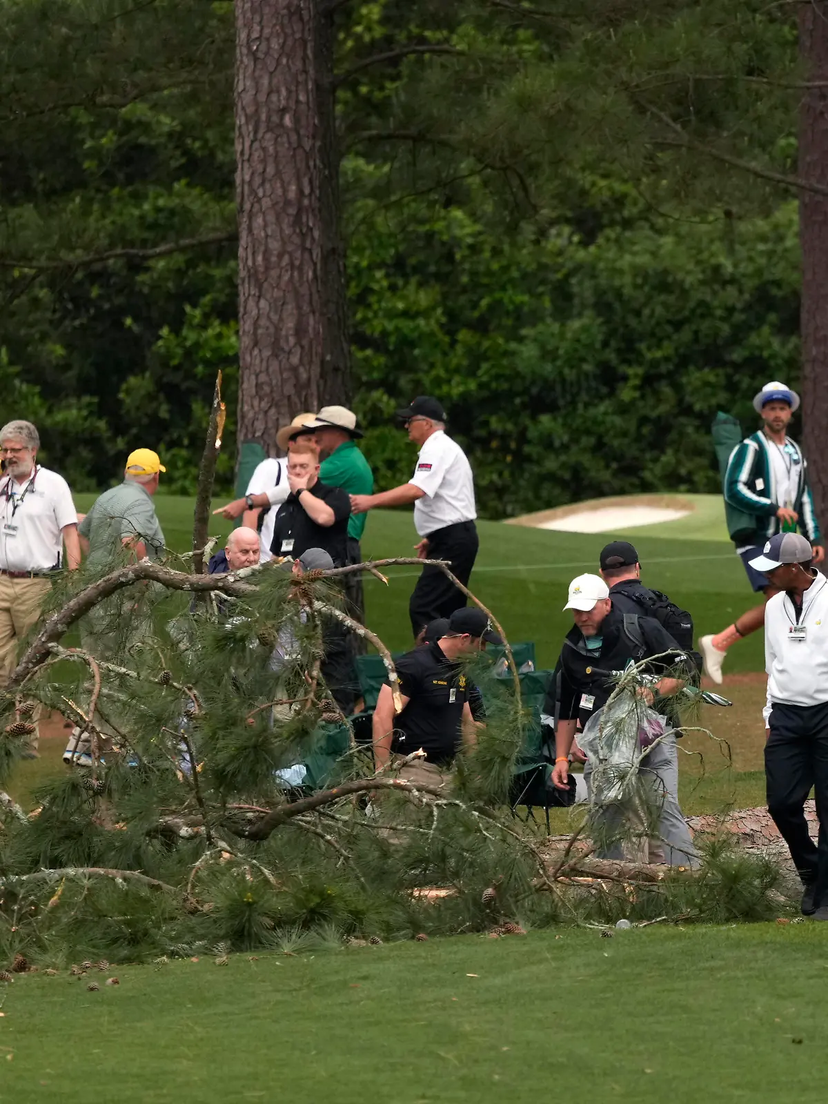 PGA, Golf Herren Masters Tournament - Second Round Apr 7, 2023 Augusta, Georgia, USA Volunteers and staff secure the area around where a tree fell near the 17th tee during the second round of The Masters golf tournament. Augusta Georgia USA, EDITORIAL USE ONLY PUBLICATIONxINxGERxSUIxAUTxONLY Copyright: xMichaelxMadridx 20230407_ojr_mm1_277