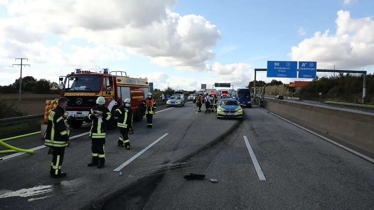 10.10.2020, Hessen, Hofheim/Taunus: Feuerwehr- und Polizeifahrzeuge stehen nach einem Unfall auf der A66. Nach einem illegalen Autorennen mit drei Fahrzeugen auf der Autobahn 66 mit tödlichem Ausgang fahndet die Polizei weiter nach einem der drei Autofahrer. Foto: -/5vision.media/dpa +++ dpa-Bildfunk +++
