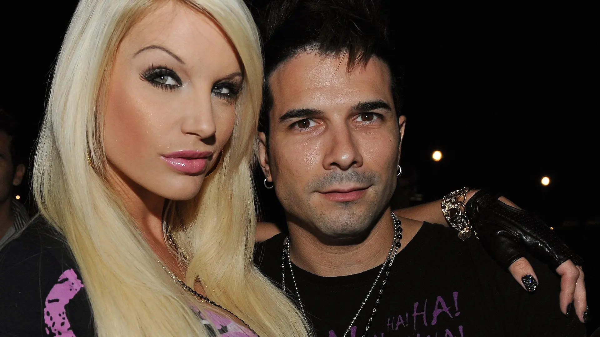 Der Sänger Marc Terenzi und das Model Gina-Lisa Lohfink posieren am Donnerstagabend (02.07.2009) in Berlin während der Modemesse Bread & Butter auf der Party des Labels "Ed Hardy" im Club Felix. Im Rahmen der Modewoche werden bis 04. Juli 2009 die Trends für Frühling/Sommer 2010 gezeigt. Foto: Jens Kalaene dpa/lbn +++(c) dpa - Bildfunk+++