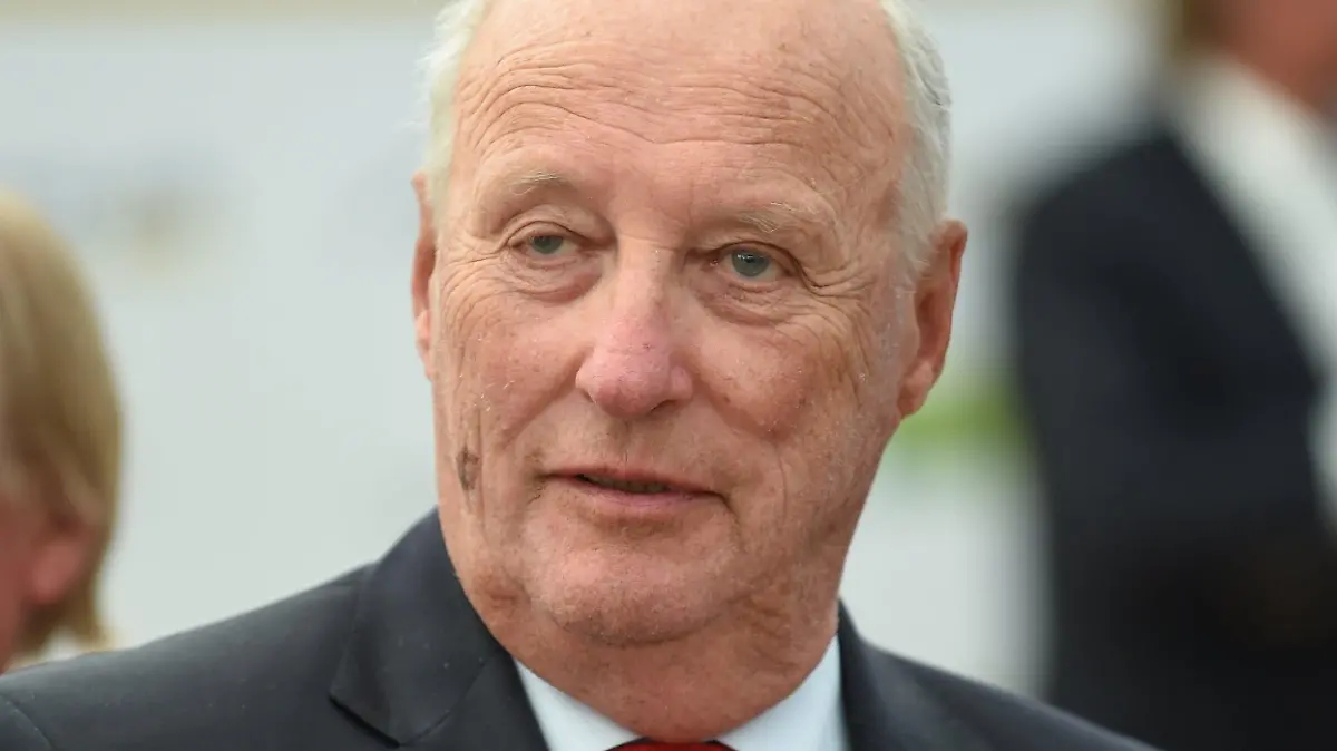 ARCHIV - 01.07.2018, Baden-Württemberg, Langenargen: König Harald V. von Norwegen nach der offiziellen Eröffnung der Segel-Weltmeisterschaft in der Acht-Meter-Klasse. (zu dpa "Haakon: König Harald geht es nach OP gut") Foto: Felix Kästle/dpa +++ dpa-Bildfunk +++