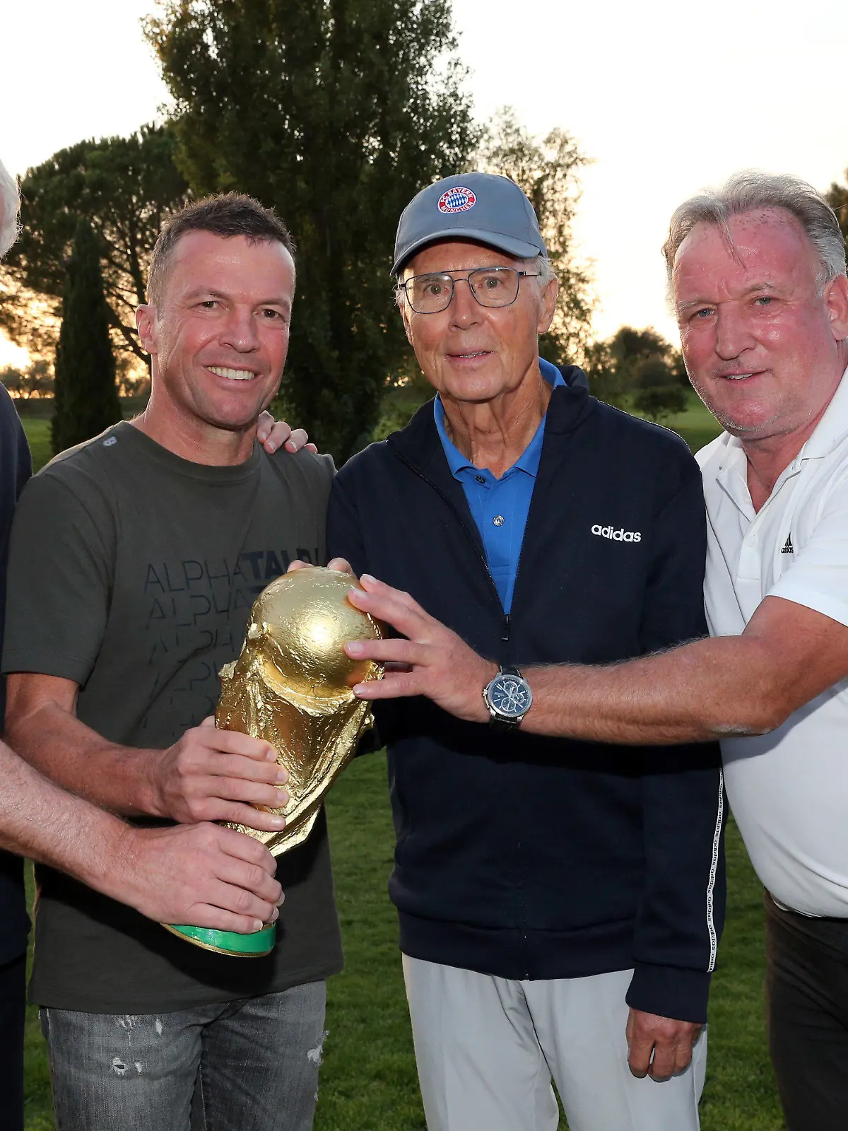 HANDOUT - 10.10.2020, Italien, Grosseto: Rudi Völler (l-r), früherer Nationalspieler, Lothar Matthäus, ehemaliger Kapitän der Nationalmannschaft, Franz Beckenbauer, ehemaliger Trainer der Nationalmannschaft, und Andreas Brehme, Finaltorschütze der Fußball-WM von 1990, halten einen goldenen Pokal in den Händen. 15 der 22 Fußball-Weltmeister von 1990 feierten in der Toskana das 30-jährige Jubiläum ihres Triumphes. Die deutsche Mannschaft hatte am 8. Juli 1990 das Endspiel in Rom gegen Argentinien mit 1:0 gewonnen. (zu dpa «Weltmeister von 1990 feiern Titeljubiläum: Waren «perfektes Team») Foto: Gisela Schober/Getty Images/dpa - ACHTUNG: Nur zur redaktionellen Verwendung im Zusammenhang mit der aktuellen Berichterstattung und nur mit vollständiger Nennung des vorstehenden Credits +++ dpa-Bildfunk +++