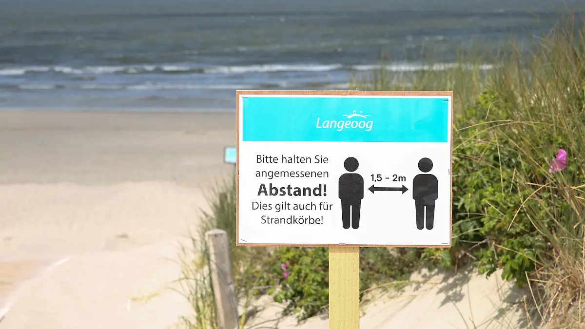 Niedersachsen, 27.05.2020, Urlaub in Deutschland trotz Corona,, Nordsee, Friesland, Insel Langeoog, Strand, Strandkörbe, blauer Himmel, *** Lower Saxony, 27 05 2020, vacation in Germany despite Corona,, North Sea, Friesland, Langeoog Island, beach, beach chairs, blue sky, 