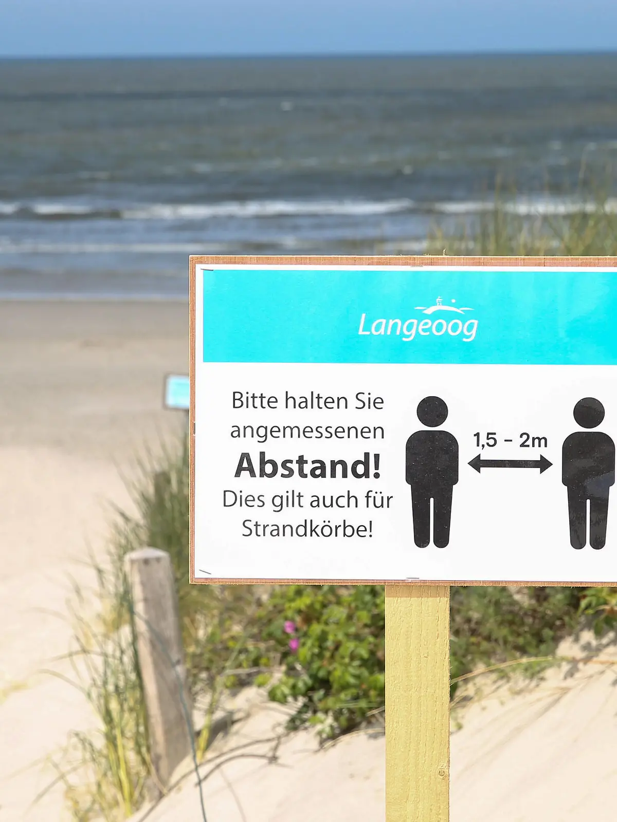 Niedersachsen, 27.05.2020, Urlaub in Deutschland trotz Corona,, Nordsee, Friesland, Insel Langeoog, Strand, Strandkörbe, blauer Himmel, *** Lower Saxony, 27 05 2020, vacation in Germany despite Corona,, North Sea, Friesland, Langeoog Island, beach, beach chairs, blue sky, 