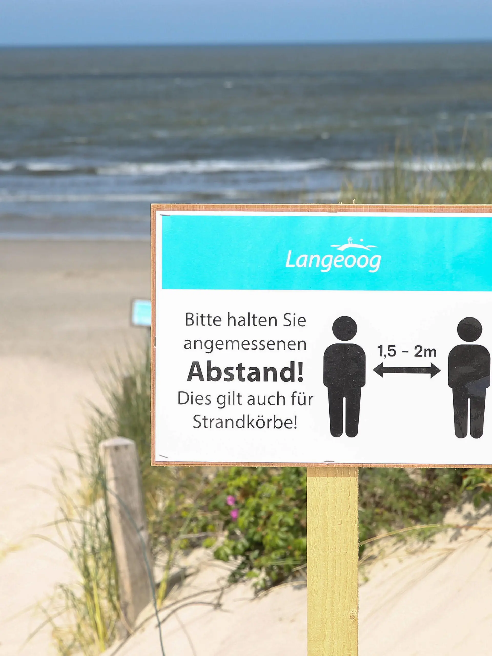 Niedersachsen, 27.05.2020, Urlaub in Deutschland trotz Corona,, Nordsee, Friesland, Insel Langeoog, Strand, Strandkörbe, blauer Himmel, *** Lower Saxony, 27 05 2020, vacation in Germany despite Corona,, North Sea, Friesland, Langeoog Island, beach, beach chairs, blue sky, 
