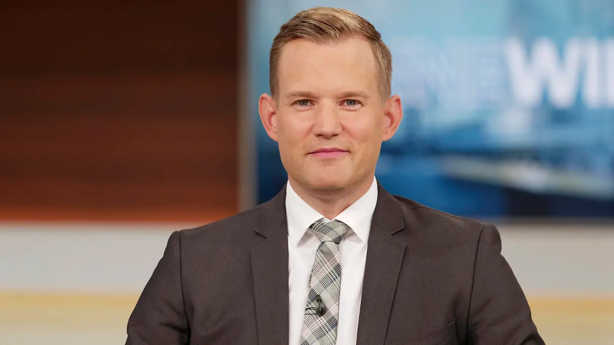 Hendrik Streeck 2020-09-20, Berlin, Deutschland - Hendrik Streeck, Direktor des Instituts für Virologie und HIV-Forschung an der Medizinischen Fakultät der Universität Bonn, zu Gast bei Anne Will im Ersten Deutschen Fernsehen, Das Erste. Thema der ARD-Polittalk-Runde: Ein halbes Jahr Corona-Krise - geht Deutschland mit der richtigen Strategie in den Herbst. *** Hendrik Streeck 2020 09 20, Berlin, Germany Hendrik Streeck, Director of the Institute for Virology and HIV Research at the Medical Faculty of the University of Bonn, guest of Anne Will on German Television, The First Topic of the ARD Polittalk Round Six months of Corona Crisis Germany enters autumn with the right strategy