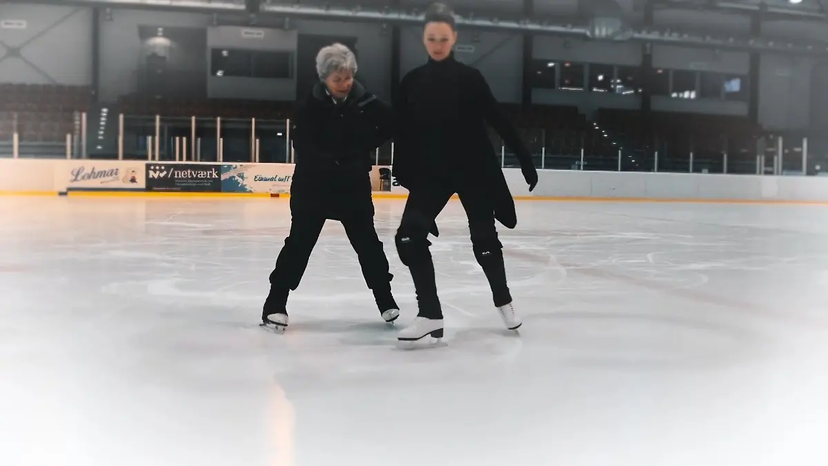 Kaja lernt bei AWZ jetzt Eiskunstlaufen Für ihre Rolle Jenny