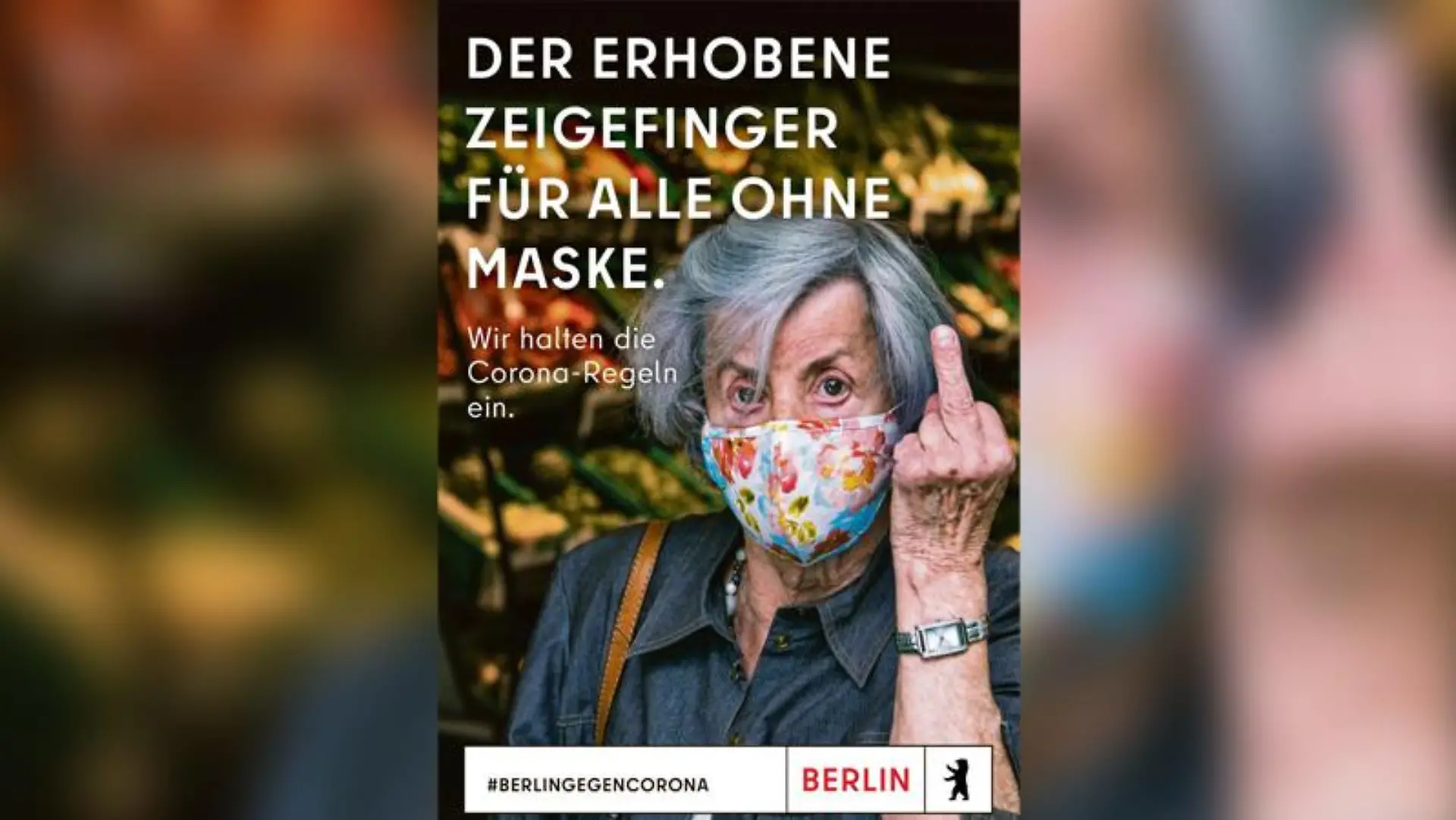 Ältere Dame zeigt Mittelfinger
