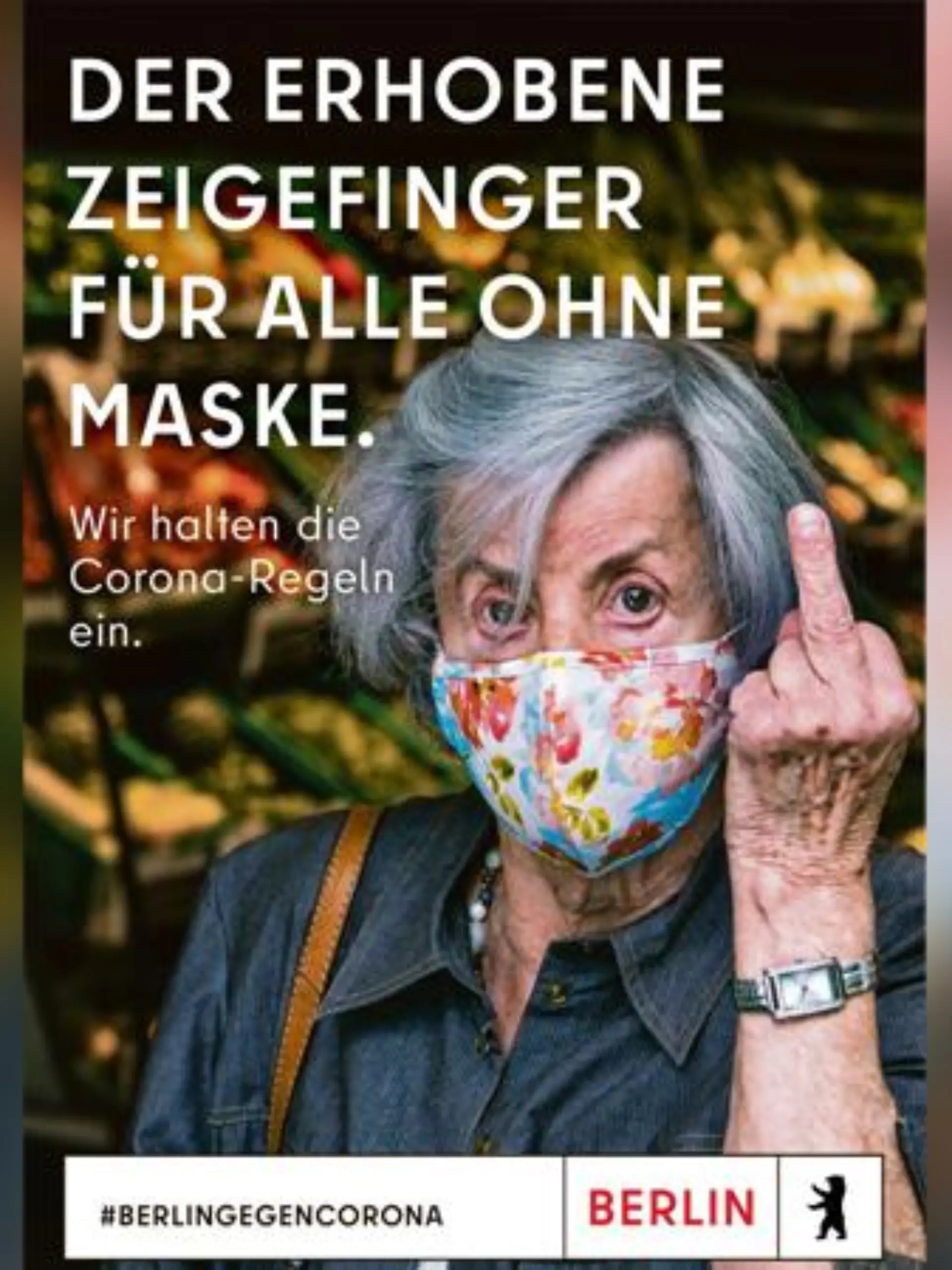 Ältere Dame zeigt Mittelfinger
