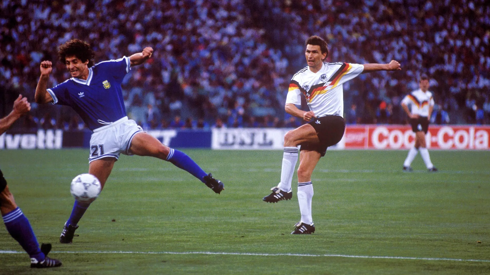 Klaus Augenthaler Deutschland, re. zieht ab, Pedro Antonio Troglio Argentinien springt ins Leere
