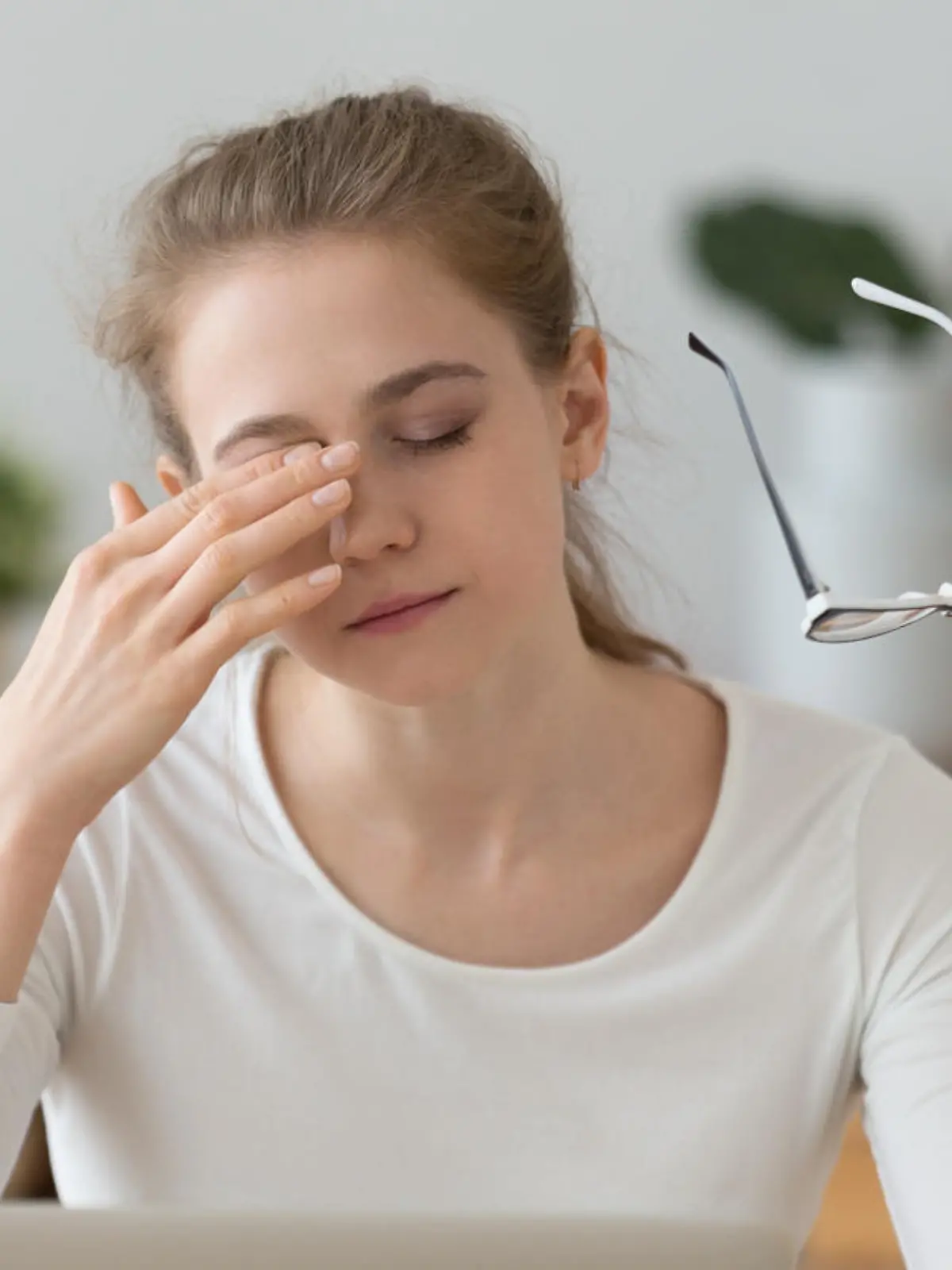 Viele Menschen leiden an trockenen Augen.
