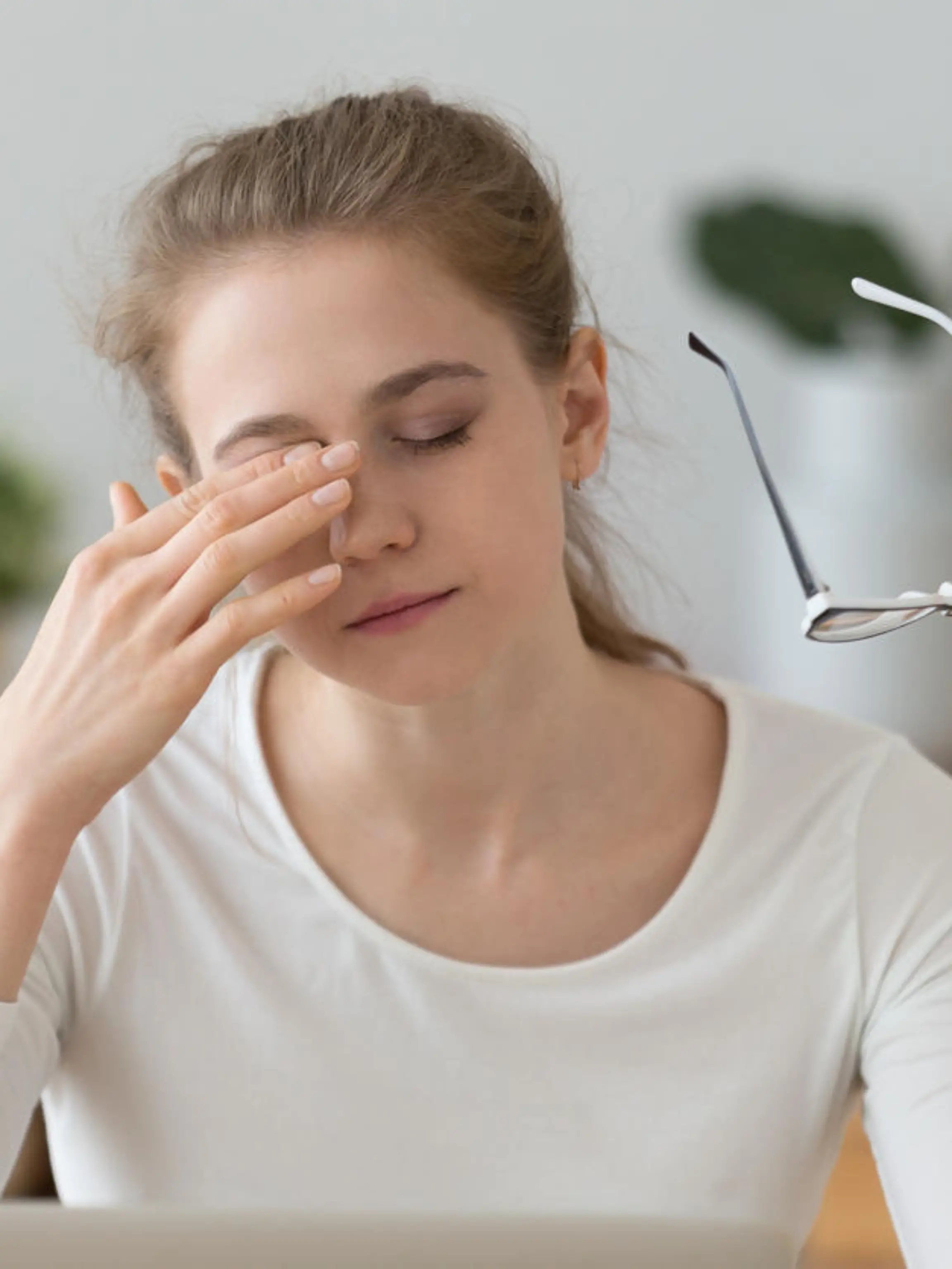 Viele Menschen leiden an trockenen Augen.