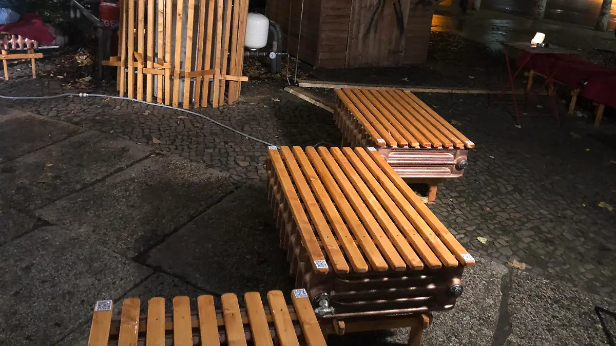 Beheizte Sitzbänke im Café März in Berlin