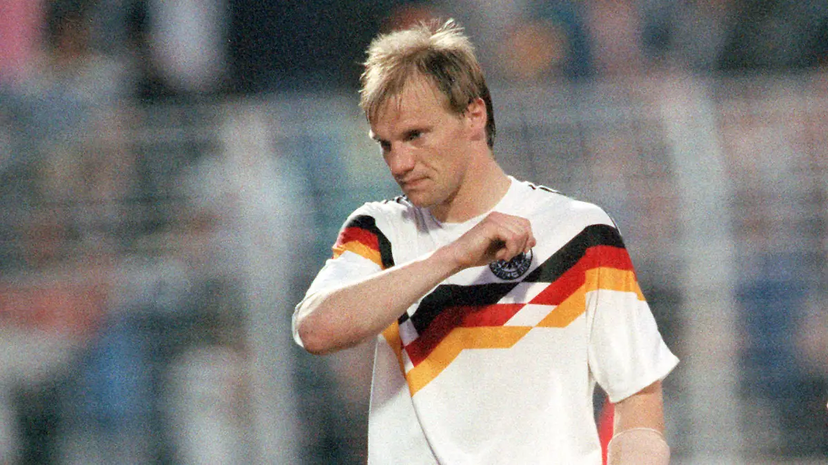 Die deutschen Abwehrspieler Hans Pflügler (l) und Andreas Brehme verlassen am 21.06.1988 tief enttäuscht das Feld des Hamburger Volksparkstadions. Die deutsche Fußballnationalmannschaft verliert vor 61.300 Zuschauern das Halbfinalspiel der Fußball-Europameisterschaft gegen die Niederlande mit 1:2. +++(c) dpa - Report+++
