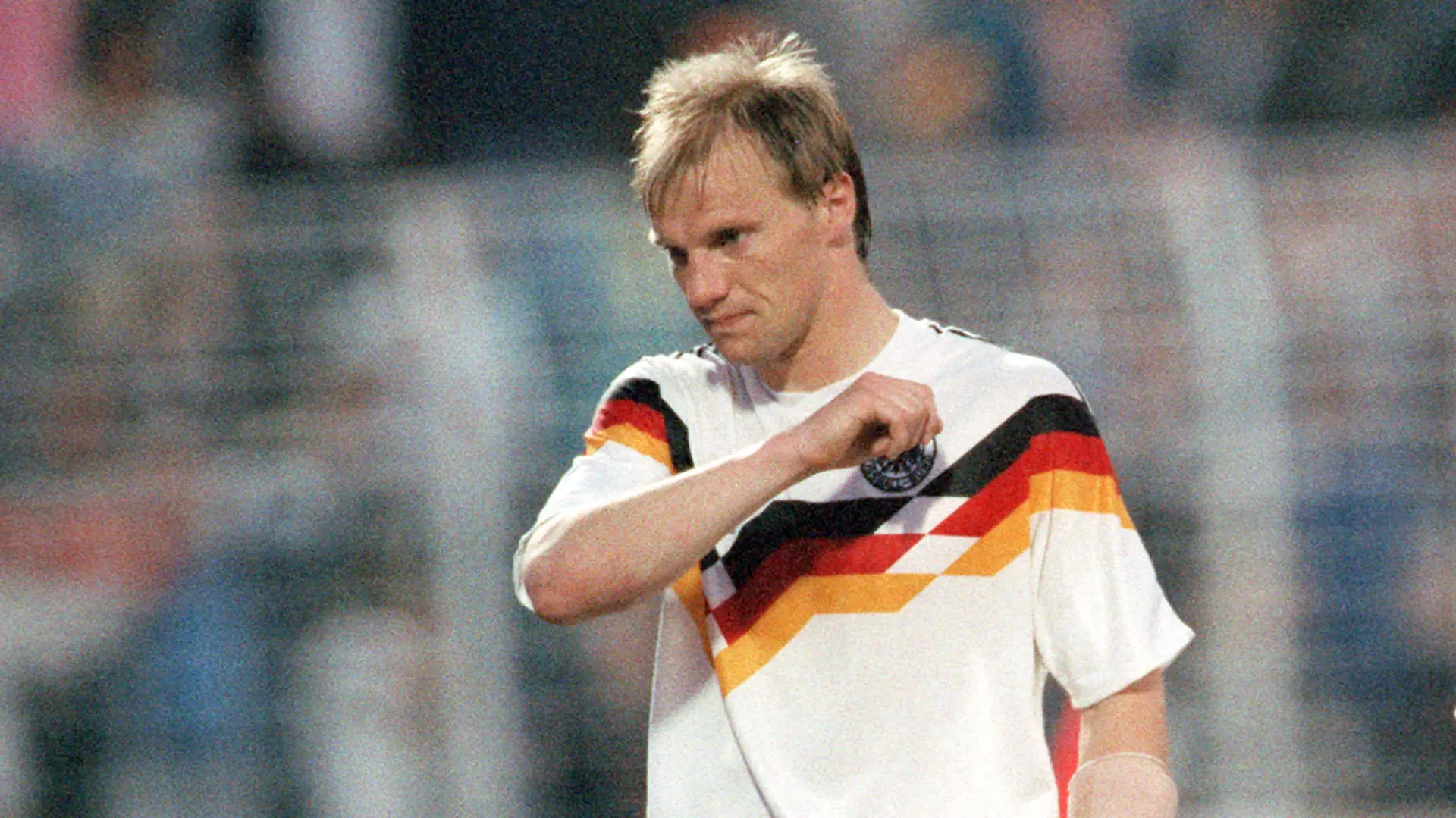 Die deutschen Abwehrspieler Hans Pflügler (l) und Andreas Brehme verlassen am 21.06.1988 tief enttäuscht das Feld des Hamburger Volksparkstadions. Die deutsche Fußballnationalmannschaft verliert vor 61.300 Zuschauern das Halbfinalspiel der Fußball-Europameisterschaft gegen die Niederlande mit 1:2. +++(c) dpa - Report+++