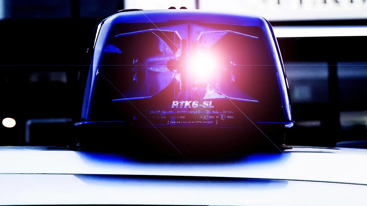 Nuernberg, Deutschland 08. Juni 2021: Ein Einsatzfahrzeug der Polizei mit Sondersignal Blaulicht. Bayern *** Nuremberg, Germany 08 June 2021 A police vehicle with special signal blue light Bavaria Copyright: xFotostandx/xK.xSchmittx 