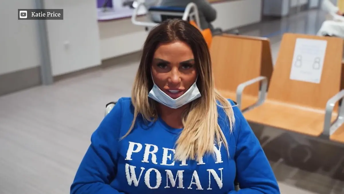 Katie Price kann nach schwerer OP wieder stehen Katie brach sich im Urlaub beide Füße