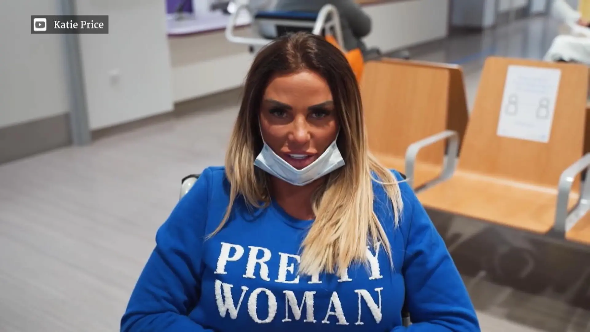Katie Price kann nach schwerer OP wieder stehen Katie brach sich im Urlaub beide Füße