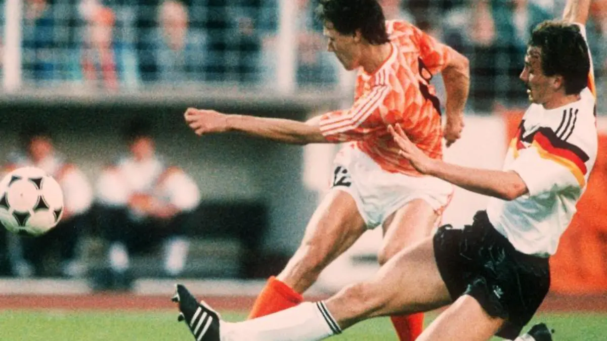 Jürgen Kohler kann das Tor von Marco van Basten nicht verhindern. Foto: dpa