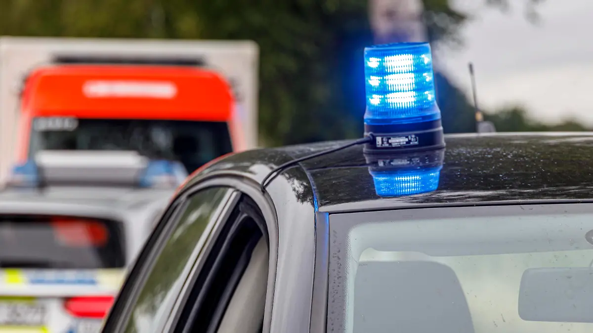  Ostercappeln, Deutschland 10. Juli 2022: Schon wieder ein Unfall am Roten Dreh in Ostercappeln. Am Sonntagvormittag gegen 10,55 Uhr wurden Rettungsdienst, Notarzt, Feuerwehr sowie die Polizei zu einem schweren Unfall auf die Hunteburger Straße gerufen. Auch ein Rettungshubschrauber war im Einsatz. Ein 33jähriger Fahrer war mit seinem VW Polo auf dem Alten Damm in Fahrtrichtung Venne unterwegs gewesen und wollte die Hunteburger Straße am Roten Dreh überqueren. Auf der Hunteburger Straße war ein PKW Hyundai aus Venne kommend in Richtung Hunteburg vorfahrtberechtigt unterwegs gewesen. Der Fahrer des Polo fuhr nach Zeugenaussagen ungebremst in den Kreuzungsbereich und hat den Hyundai regelrecht abgeschossen . Beide Fahrzeuge blieben tota Copyright: xFotostandx/xReißx