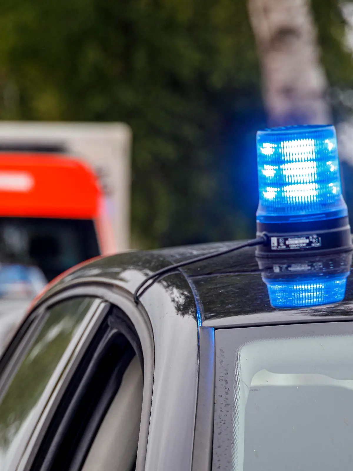  Ostercappeln, Deutschland 10. Juli 2022: Schon wieder ein Unfall am Roten Dreh in Ostercappeln. Am Sonntagvormittag gegen 10,55 Uhr wurden Rettungsdienst, Notarzt, Feuerwehr sowie die Polizei zu einem schweren Unfall auf die Hunteburger Straße gerufen. Auch ein Rettungshubschrauber war im Einsatz. Ein 33jähriger Fahrer war mit seinem VW Polo auf dem Alten Damm in Fahrtrichtung Venne unterwegs gewesen und wollte die Hunteburger Straße am Roten Dreh überqueren. Auf der Hunteburger Straße war ein PKW Hyundai aus Venne kommend in Richtung Hunteburg vorfahrtberechtigt unterwegs gewesen. Der Fahrer des Polo fuhr nach Zeugenaussagen ungebremst in den Kreuzungsbereich und hat den Hyundai regelrecht abgeschossen . Beide Fahrzeuge blieben tota Copyright: xFotostandx/xReißx