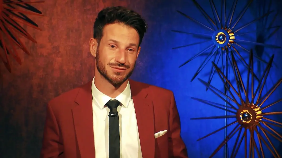 Alexander hisst die "Gay Pride Flag" Prince Charming 2020