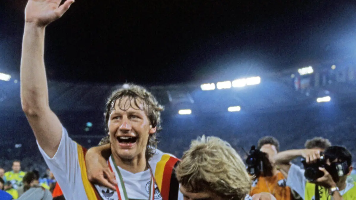 FIFA WM 1990 08.07.1990, Fussball, FIFA WM 1990 in Italien, Finale, DFB Deutschland - Argentinien (1:0): v.l. Guido Buchwald, Jürgen Klinsmann (beide DFB Deutschland).
FIFA World Cup 1990 08 07 1990 Football FIFA World Cup 1990 in Italy Final DFB Germany Argentina 1 0 v l Guido Buchwald Jürgen Klinsmann both DFB Germany