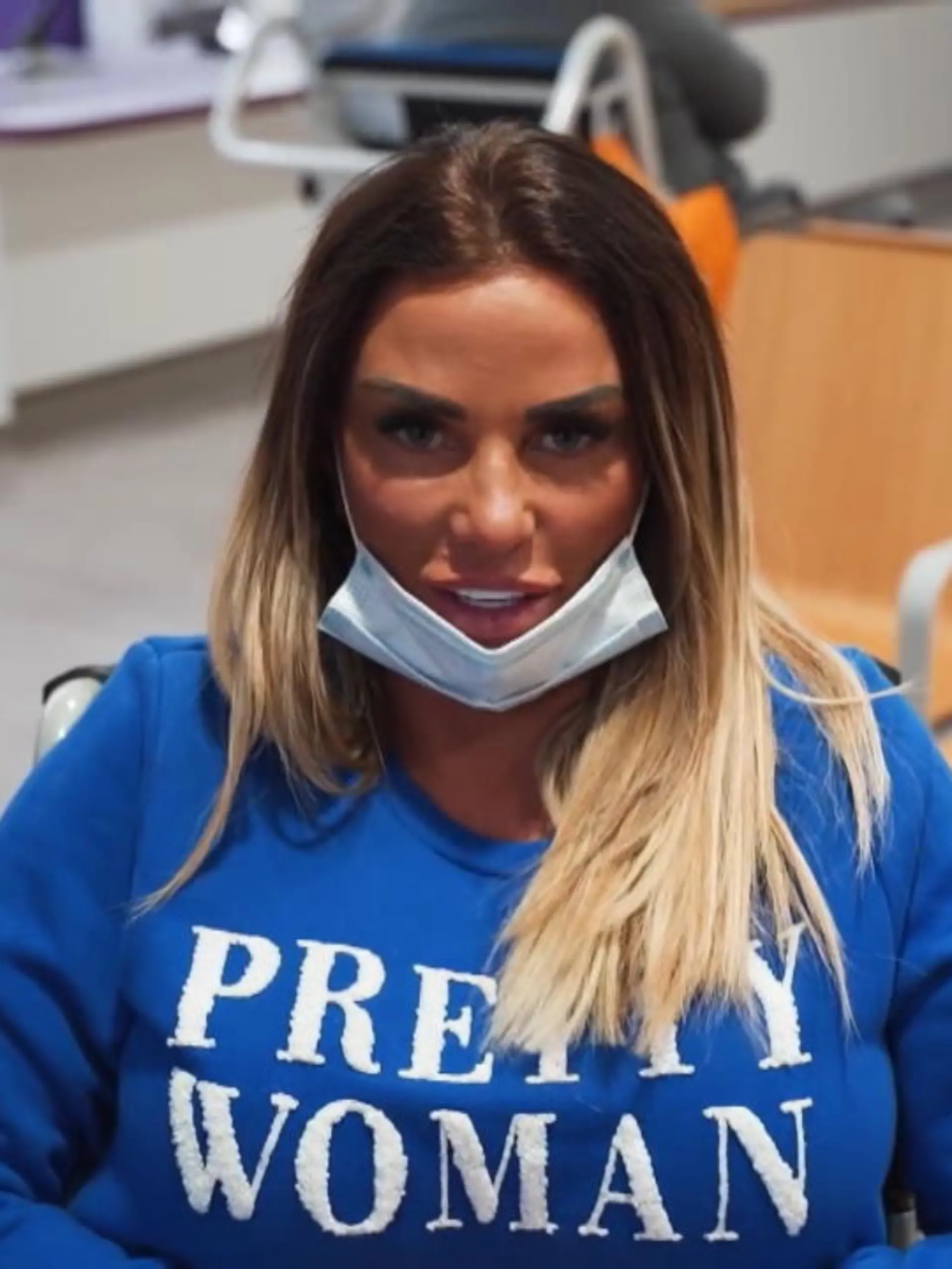 Katie Price hat eine Überraschung für ihre Ärzte: Sie kann 3 Monate nach ihrer OP wieder stehen.
