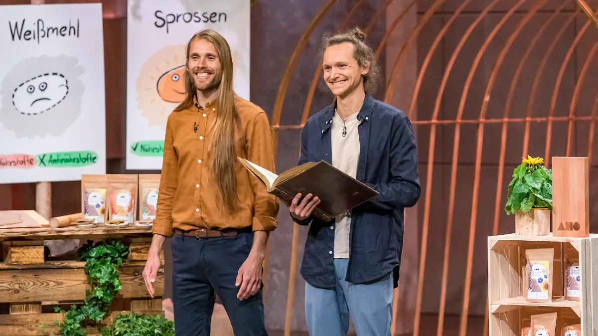 Alexander Wies (l.) und Jannis Birth aus Bad Münder präsentieren mit _AHO BIO" rohvegane Cracker aus Urgetreidesprossen. Sie erhoffen sich ein Investment von 75.000 Euro für 15 Prozent der Anteile an ihrem Unternehmen. Die Verwendung des sendungsbezogenen Materials ist nur mit dem Hinweis und Verlinkung auf TVNOW gestattet.