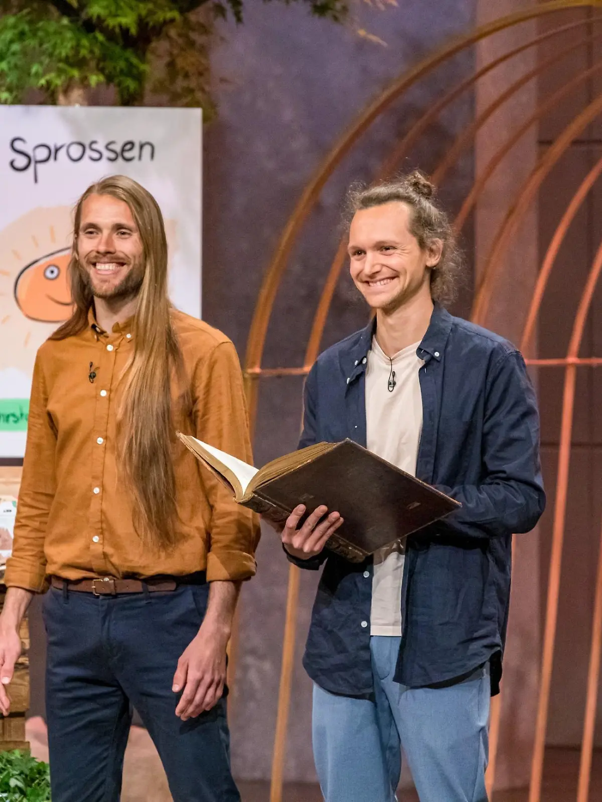 Alexander Wies (l.) und Jannis Birth aus Bad Münder präsentieren mit _AHO BIO" rohvegane Cracker aus Urgetreidesprossen. Sie erhoffen sich ein Investment von 75.000 Euro für 15 Prozent der Anteile an ihrem Unternehmen.   Die Verwendung des sendungsbezogenen Materials ist nur mit dem Hinweis und Verlinkung auf TVNOW gestattet.