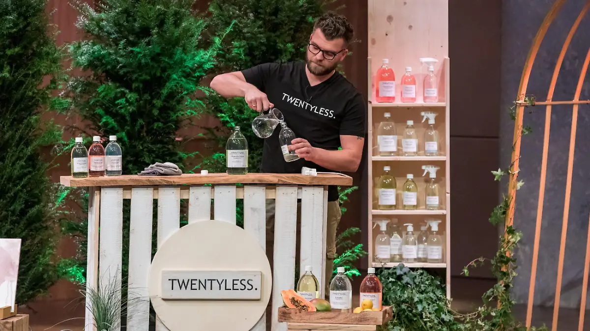 Eike Meyer aus Bückeburg präsentiert mit _Twentyless" Reinigungsmittel in Glasflaschen. Er erhofft sich ein Investment von 70.000 Euro für 15 Prozent der Anteile an seinem Unternehmen. Die Verwendung des sendungsbezogenen Materials ist nur mit dem Hinweis und Verlinkung auf TVNOW gestattet.