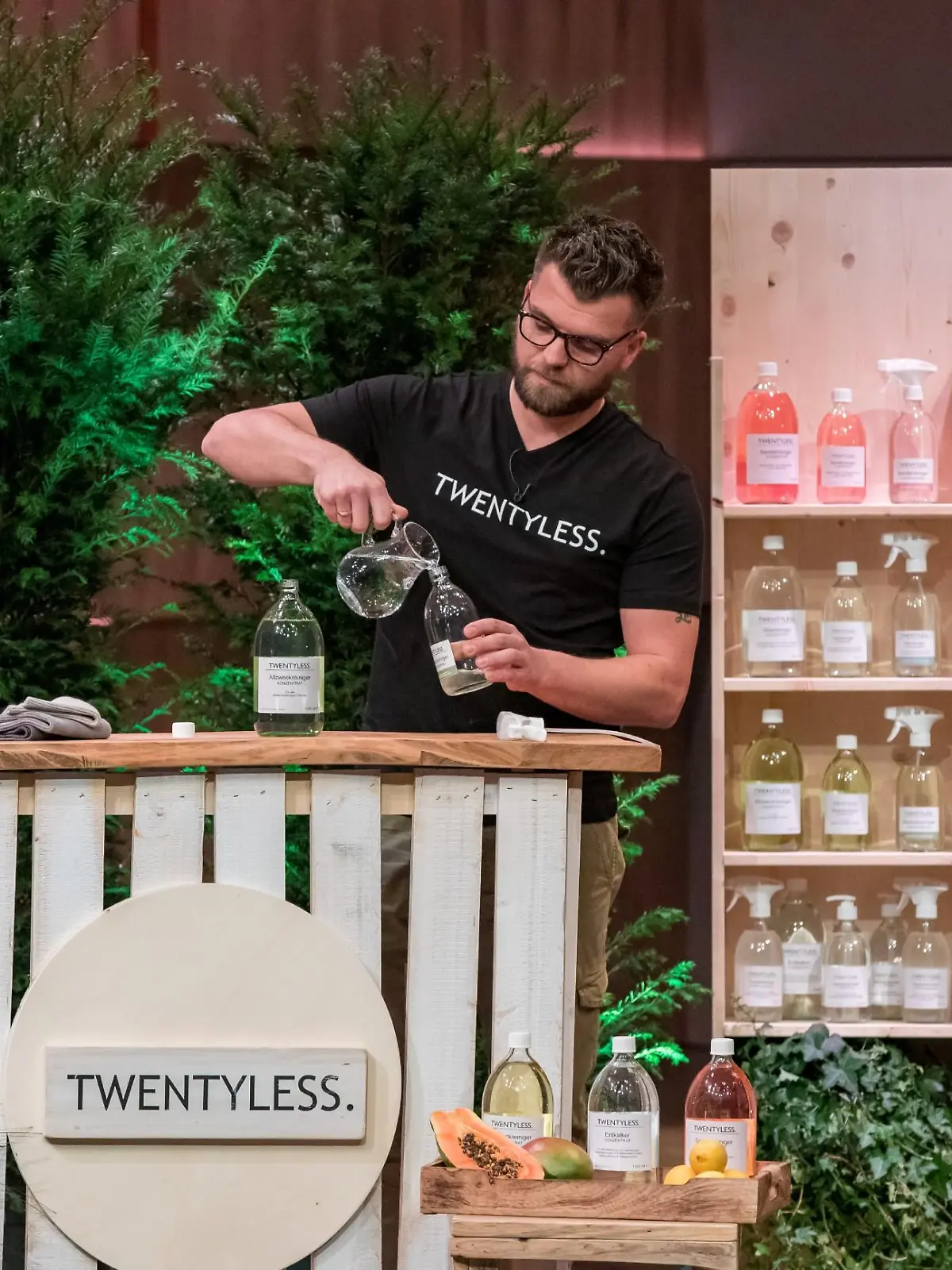 Eike Meyer aus Bückeburg präsentiert mit _Twentyless" Reinigungsmittel in Glasflaschen. Er erhofft sich ein Investment von 70.000 Euro für 15 Prozent der Anteile an seinem Unternehmen.  Die Verwendung des sendungsbezogenen Materials ist nur mit dem Hinweis und Verlinkung auf TVNOW gestattet.