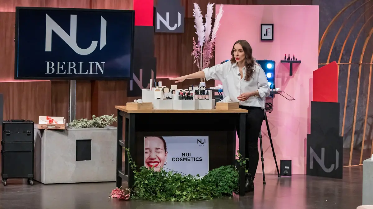 Swantje van Uehm aus Berlin präsentiert mit _NUI Cosmetics" glamouröse Naturkosmetik. Sie erhofft sich ein Investment von 250.000 Euro für 20 Prozent der Anteile an ihrem Unternehmen. Die Verwendung des sendungsbezogenen Materials ist nur mit dem Hinweis und Verlinkung auf TVNOW gestattet.