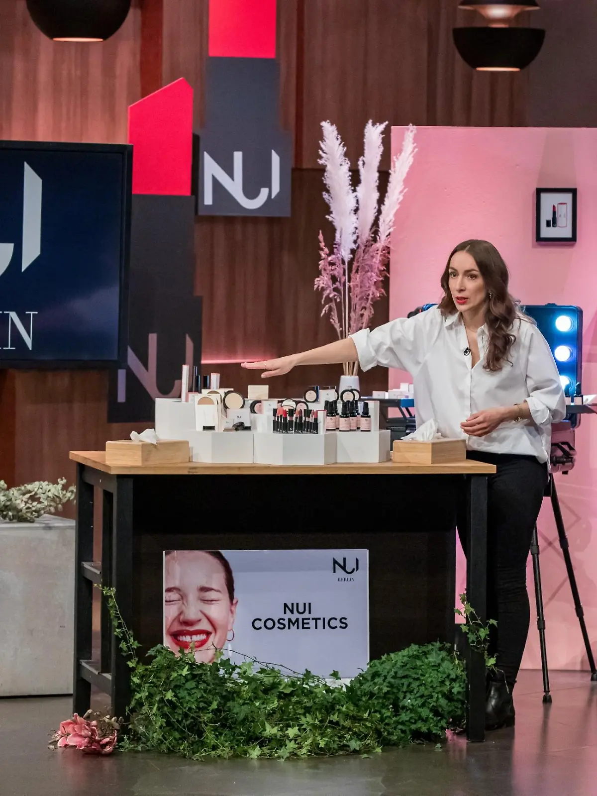 Swantje van Uehm aus Berlin präsentiert mit _NUI Cosmetics" glamouröse Naturkosmetik. Sie erhofft sich ein Investment von 250.000 Euro für 20 Prozent der Anteile an ihrem Unternehmen.   Die Verwendung des sendungsbezogenen Materials ist nur mit dem Hinweis und Verlinkung auf TVNOW gestattet.