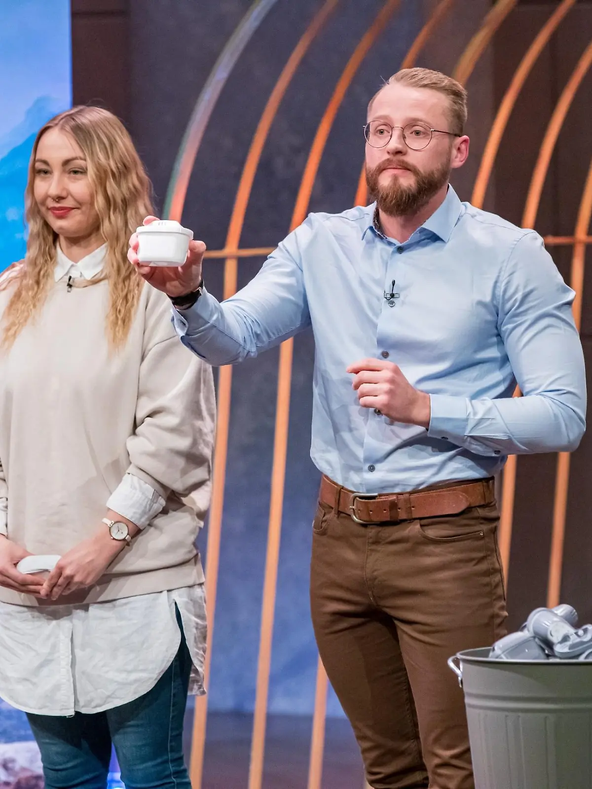 Inga Plochow und Richard Birich präsentieren die wiederverwendbare Wasserfilterkartusche "YUCONA". Sie erhoffen sich ein Investment von 300.000 Euro für 15 Prozent der Anteile an ihrem Unternehmen.  Die Verwendung des sendungsbezogenen Materials ist nur mit dem Hinweis und Verlinkung auf TVNOW gestattet.