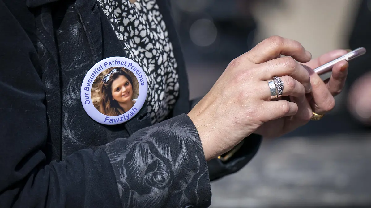 Kashif Anwar court case. A family member wears a badge in memory of Fawziyah Javed outside the High Court in Edinburgh. Kashif Anwar was found guilty of murdering his wife Fawziyah Javed by pushing her from Arthur's Seat in Holyrood Park, Edinburgh, in September 2021. Picture date: Thursday April 6, 2023. See PA story COURTS Anwar. Photo credit should read: Jane Barlow/PA Wire URN:71655345