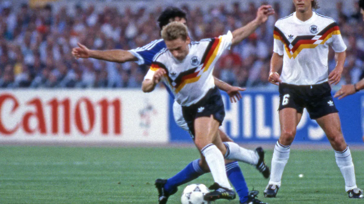 Deutschland - Argentinien Italien, Rom, 08.07.1990, Fussball, FIFA WM 1990 in Italien, Finale, DFB Deutschland - Argentinien 1:0: v.l. Thomas Häßler, Guido Buchwald beide Deutschland. *** Germany Argentina Italy, Rome, 08 07 1990, Football, FIFA World Cup 1990 in Italy, Final, DFB Germany Argentina 1 0 v l Thomas Häßler, Guido Buchwald both Germany