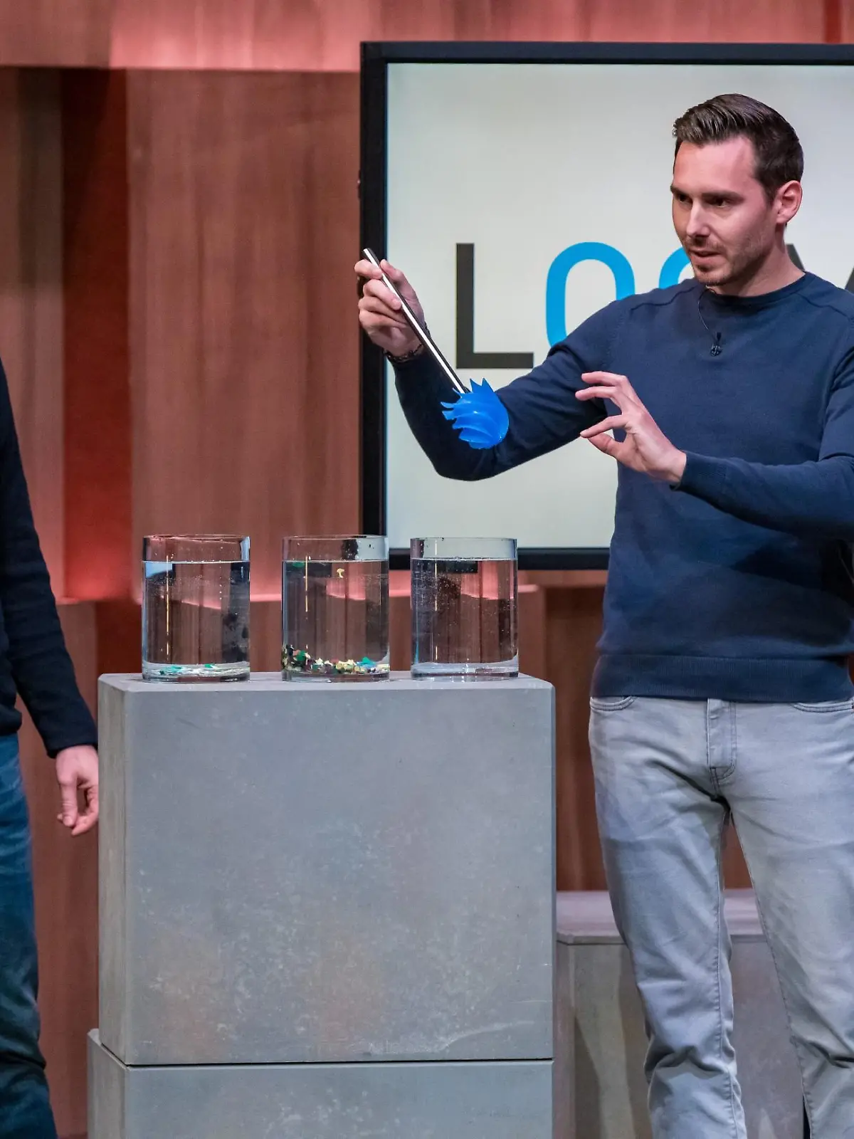Jan-Peter (l.) und Andres Psczolla aus Ingelheim präsentieren mit _Loomaid_ die Silikon-WC-Bürste mit Lotuseffekt. Sie erhoffen sich ein Investment von 200.000 Euro für 20 Prozent der Anteile an ihrem Unternehmen.  Die Verwendung des sendungsbezogenen Materials ist nur mit dem Hinweis und Verlinkung auf TVNOW gestattet.