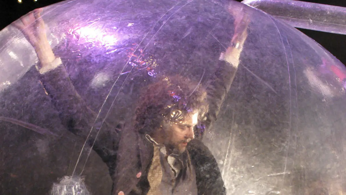 Irre Idee: Die Flaming Lips stecken Konzertbesucher in Plastikkugeln