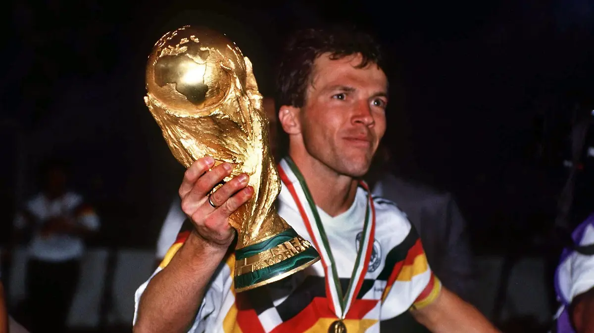 Lothar Matthäus BR Deutschland jubelt mit dem FIFA Weltpokal - PUBLICATIONxINxGERxSUIxAUTxHUNxUSAxONLY