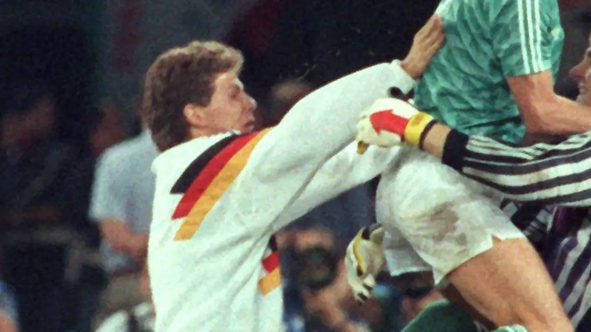 Auf den deutschen Torhüter Bodo Illgner (r) stürmen nach dem Sieg im Elfmeterschiessen jubelnd seine Mitspieler (v.l.) Thomas Berthold, Günter Hermann, Andreas Möller und Andreas Brehme (oben) zu. Die deutsche Fußballnationalmannschaft gewinnt am 04.07.1990 im Turiner Stadion delle Alpi das Halbfinalspiel der Fußball-WM gegen England mit 4:3 im Elfmeterschießen. Nach der Verlängerung hatte es 1:1 gestanden.