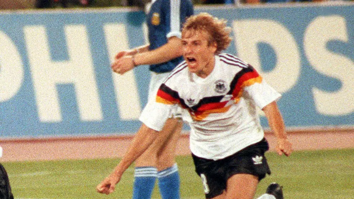 ARCHIV - 08.07.1990, Italien, Rom: Die deutschen Fußball-Nationspieler Andreas Brehme (l) und Jürgen Klinsmann laufen jubelnd über das Spielfeld des Olympiastadions von Rom, nachdem Brehme per Elfmeter zum 1:0-Führungstreffer für Deutschland verwandelt hat. Das deutsche Team bezwang im Finale der Weltmeisterschaft die Mannschaft von Argentinien mit 1:0. (zu dpa: « «Gewinnen, egal wie»: Klinsmann und der besondere WM-Triumph 1990») Foto: Frank Kleefeldt/dpa +++ dpa-Bildfunk +++