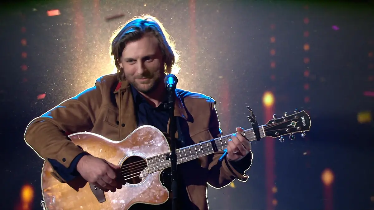 Hier singt er nach seinem Sieg beim Supertalent Nick Ferretti 2020