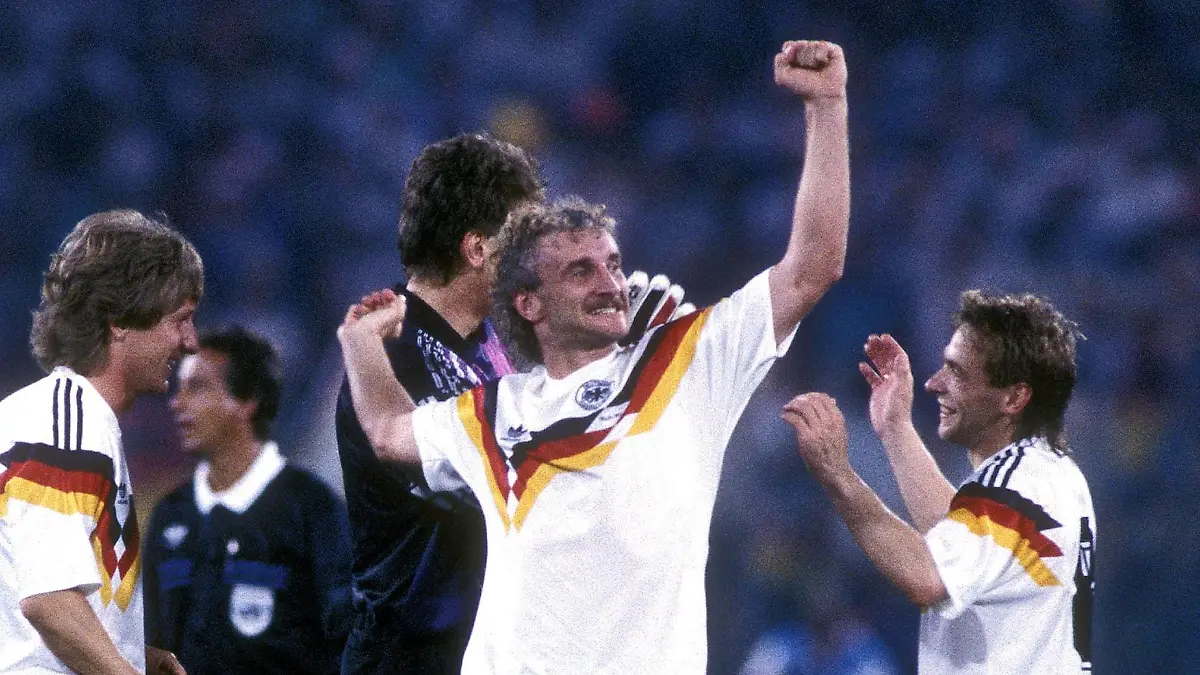 VÖLLER VOELLER Rudi jubelt nach dem Sieg rechts Haessler Thomas FIFA Fussball Weltmeisterschaften 1990 in Italien Finale Deutschland-Argentinien 1 : 0 am 08.07.1990 im Stadio Olimpico Rom PUBLICATIONxINxGERxSUIxAUTxHUNxSWExNORxDENxFINxONLY
Völler Voeller Rudi cheering After the Victory right Thomas FIFA Football World Championships 1990 in Italy Final Germany Argentina 1 0 at 08 07 1990 in Stadio Olimpico Rome