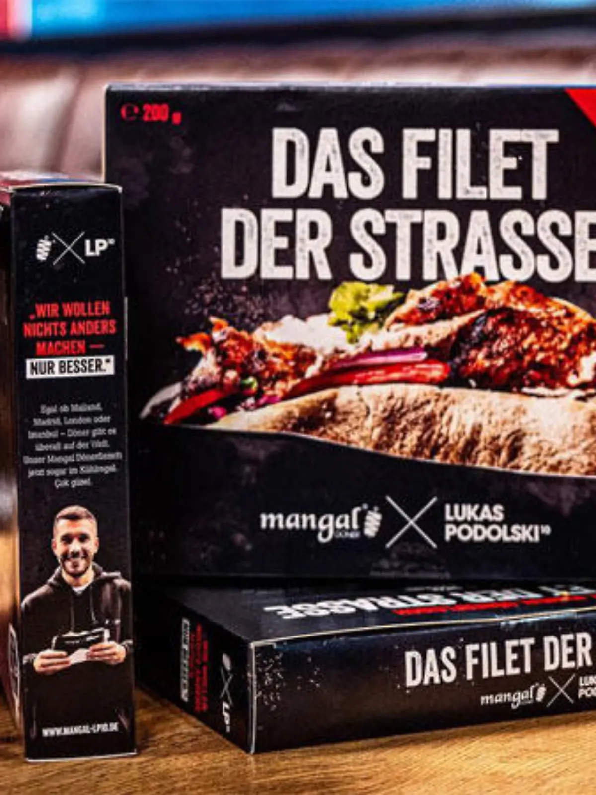 Bisher war der Poldis Döner nur in Imbissläden erhältlich
Bis letzte Woche gab es den beliebten Mangal-Döner von Fußballstar Lukas Podolski nur in seinen Läden zu kaufen. Doch dann gab es gute Nachrichten für alle Döner-Liebhaber: Statt Anstehen in der Imbissbude gibt's Poldis "Filet der Straße" jetzt auch für zuhause - bei Rewe im Kühlregal. Besteht der TK-Döner den Geschmackstest im Vergleich zu frischem Döner? Das erfahren Sie im Video.