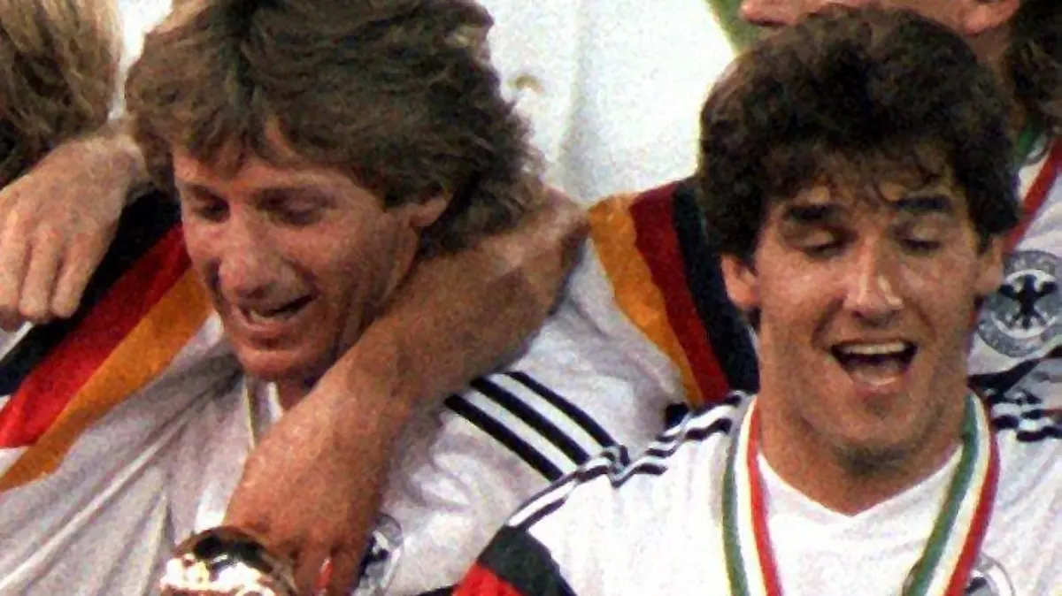 ARCHIV - 08.07.1990, Italien, Rom: Nach dem WM-Finale Argentinien-Deutschland (0:1) jubeln Holger Osieck (l-r), Franz Beckenbauer, Klaus Augenthaler, Stefan Reuter, Jürgen Klinsmann, Frank Mill und Karl-Heinz Riedle. Alltag, Freizeit, Lebensstil und Verhalten der Deutschen haben sich in den drei Jahrzehnten seit der Wiedervereinigung stark verändert. (zu dpa "2020 versus 1990: Deutschlands starker Wandel seit der Einheit") Foto: picture alliance / dpa +++ dpa-Bildfunk +++